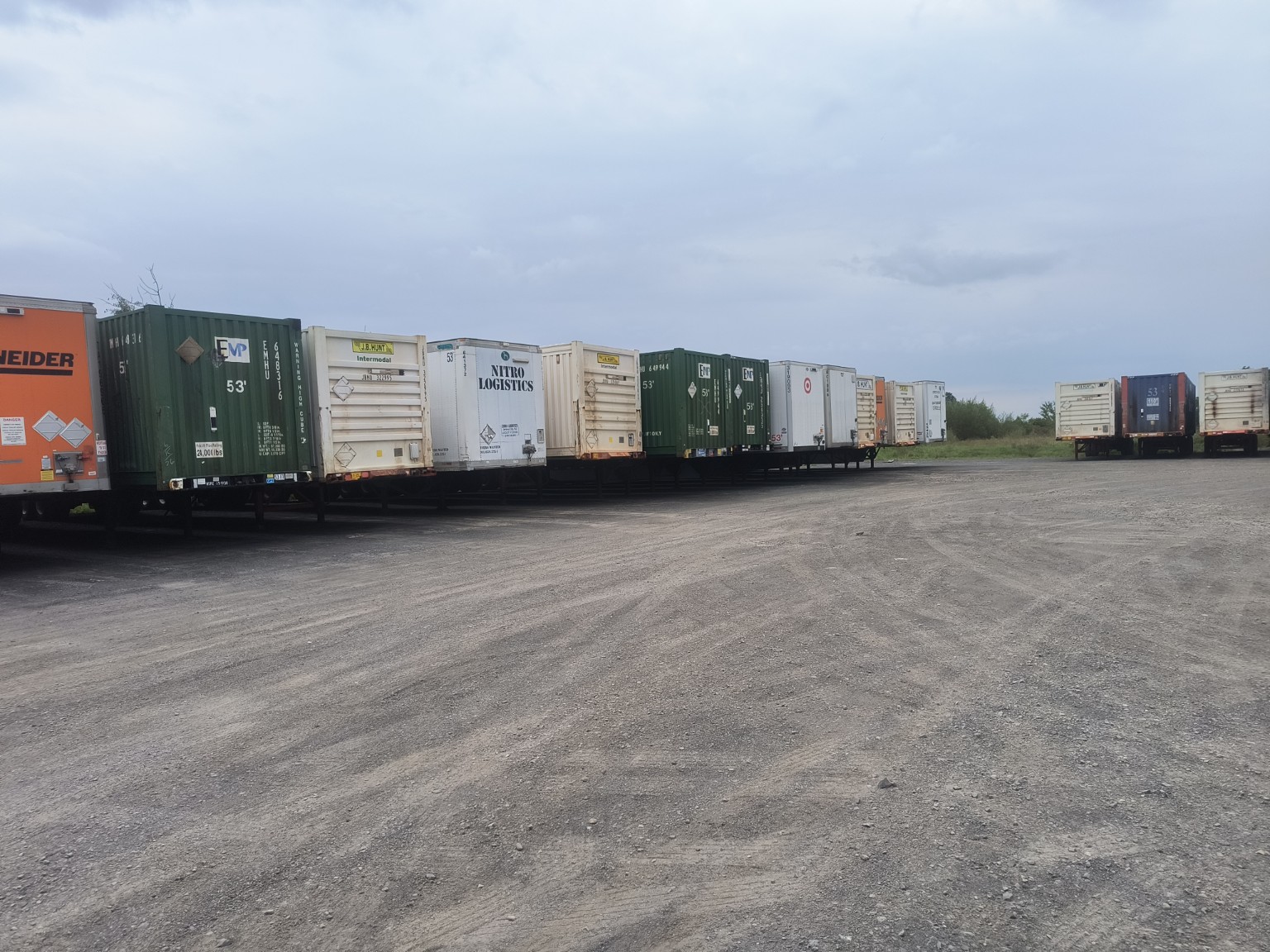 Heavy-duty trailer parking area